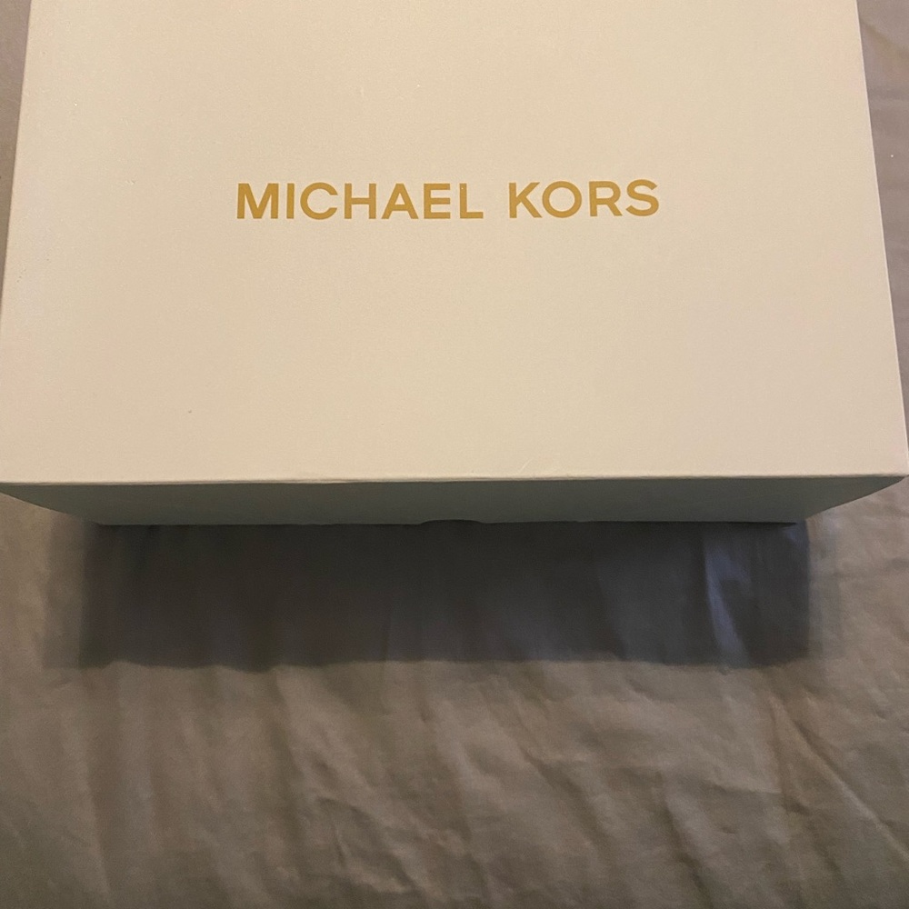Michael Kors cream colored wristlet - BRAND NEW UNUSED - Picture 3 of 4